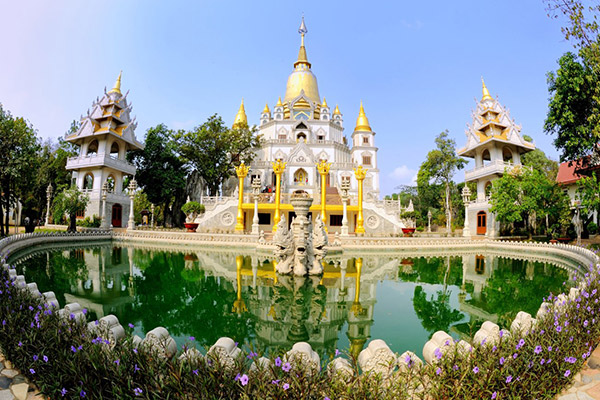 Hình ảnh cho thuê xe du lịch thăm chùa Bửu Long độc và lạ