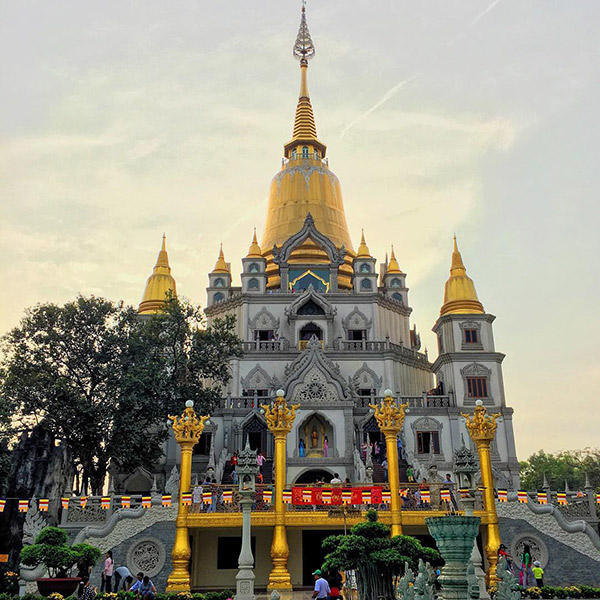 Hình ảnh cho thuê xe du lịch thăm chùa Bửu Long độc và lạ
