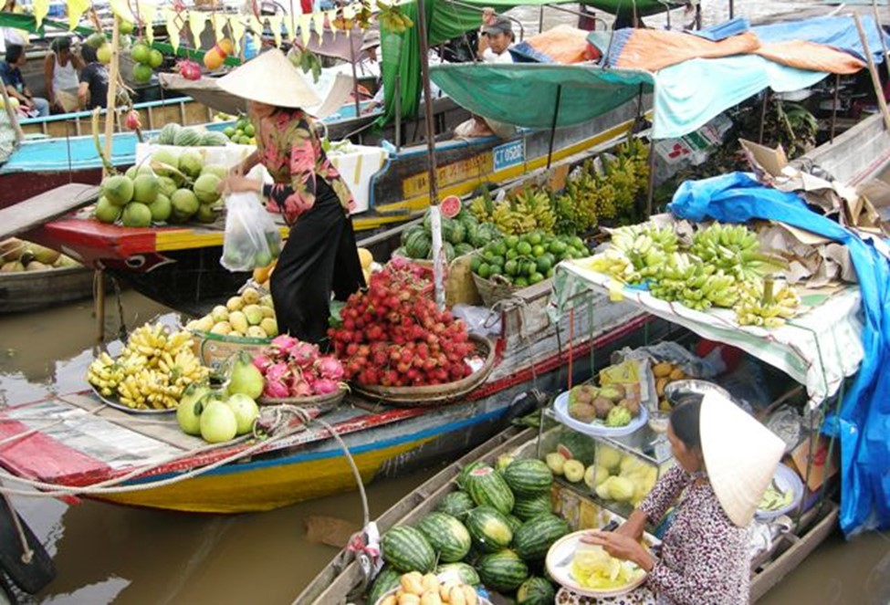 Những con thuyền, bè bày bán đủ loại trái cây tươi xanh